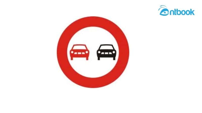 Biển báo P.125 cấm tất cả ô tô vượt, bao gồm cả xe tải, giúp giảm thiểu rủi ro trên đường.