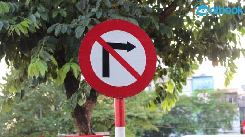 Biển cấm rẽ phải, biểu tượng cho phép xe quay đầu mà không bị cấm tại các giao lộ.