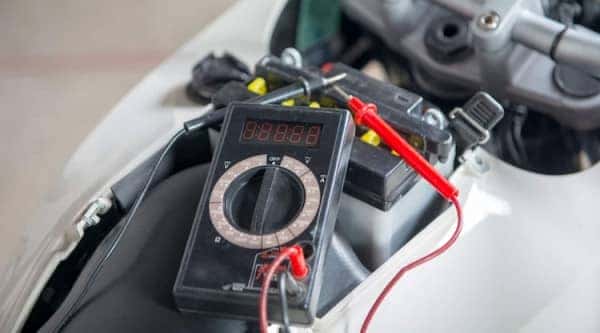 Bình ắc quy xe máy yếu điện gây khó khởi động