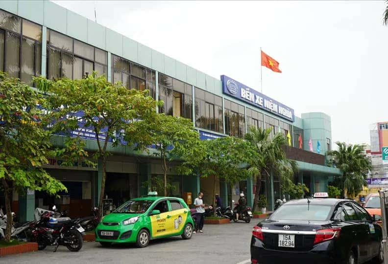 Các phương tiện vận tải tại bến xe Niệm Nghĩa Hải Phòng chuẩn bị di dời