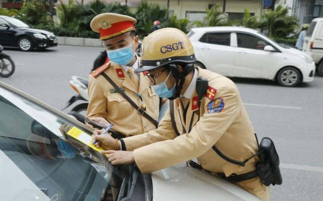 Các trường hợp bị tước giấy phép lái xe do không bật tín hiệu khi chuyển làn