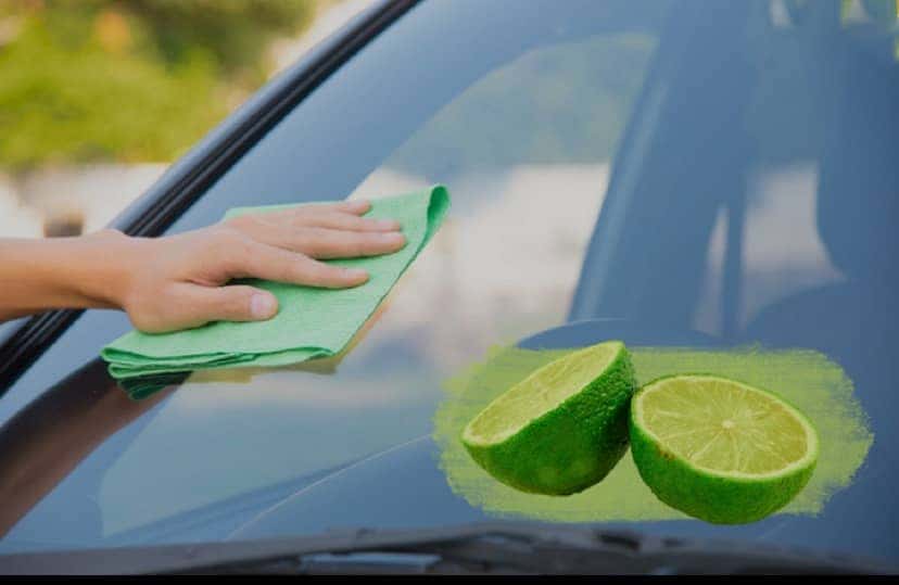 Cách tẩy ố kính xe ô tô với chanh tươi đơn giản, dễ thực hiện