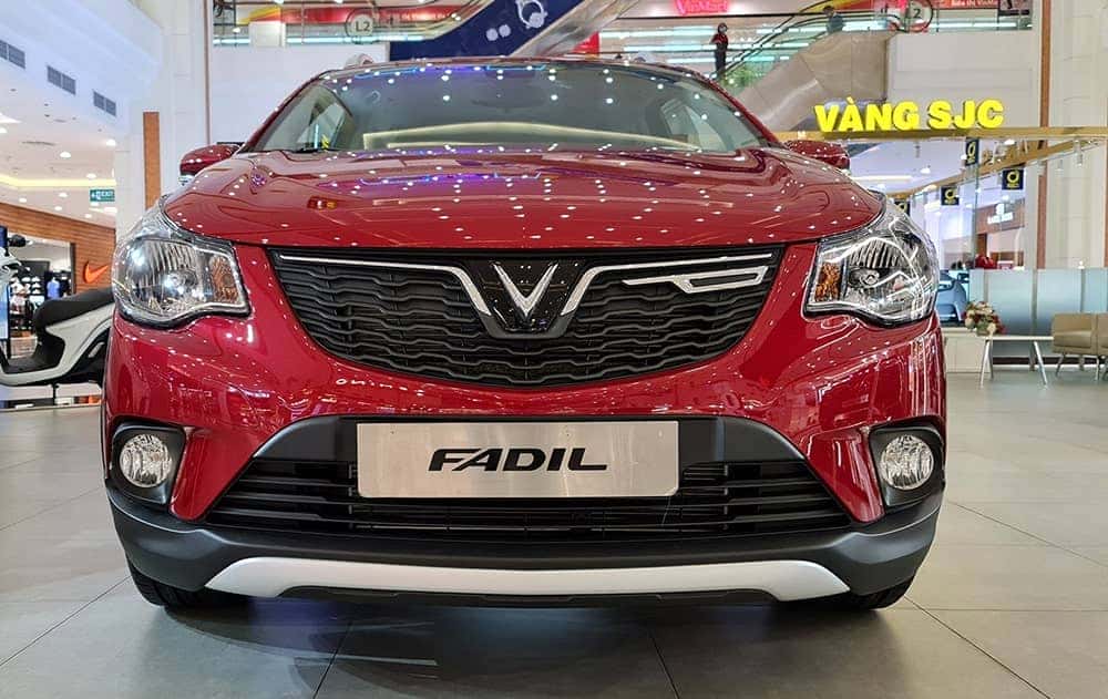 Cận cảnh mặt trước xe ô tô Fadil với logo VinFast
