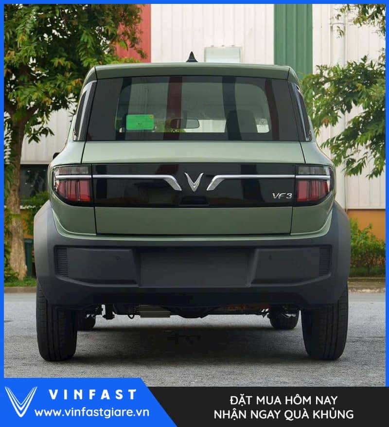 Cận cảnh phần đầu xe VinFast VF3 màu xanh với đèn LED ban ngày hình chữ V đặc trưng và lưới tản nhiệt tinh tế