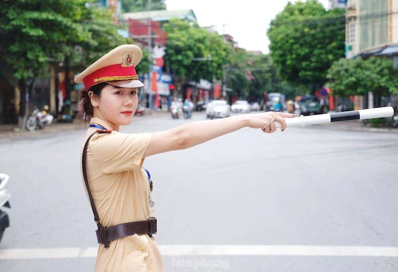 Cảnh sát giao thông đang điều khiển dòng phương tiện