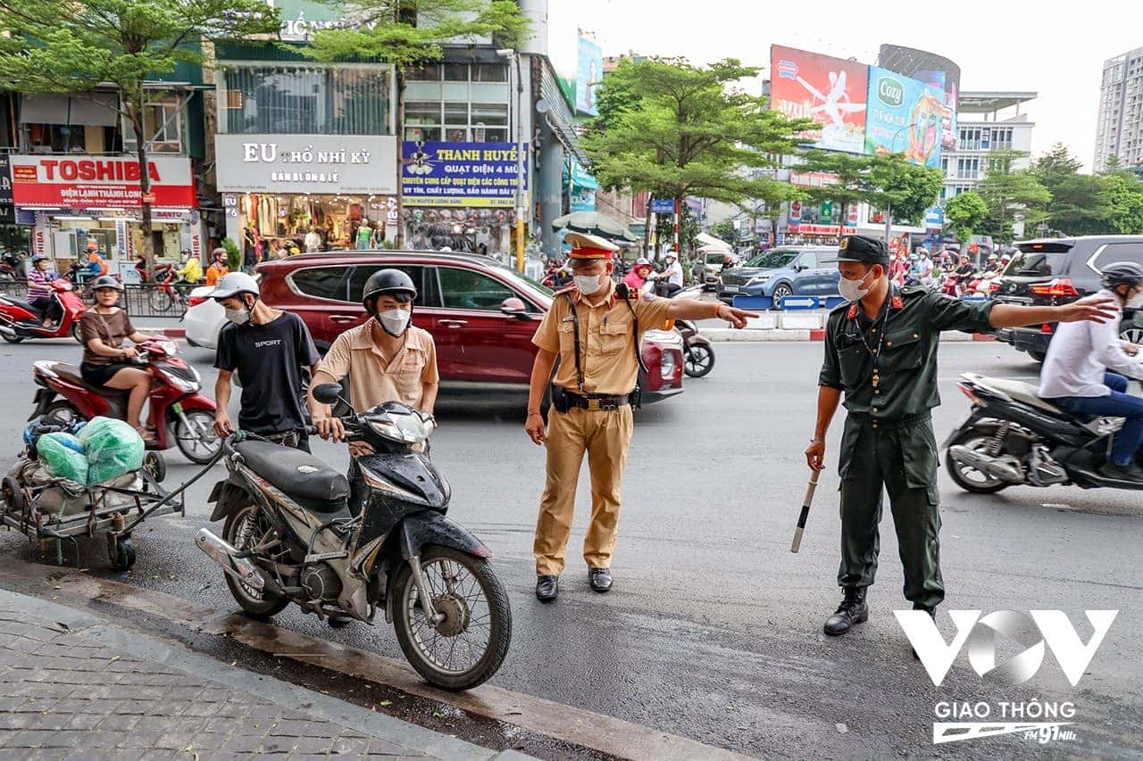 Cảnh sát giao thông kiểm tra gương chiếu hậu xe máy, liên quan đến việc xe 1 gương có bị phạt không