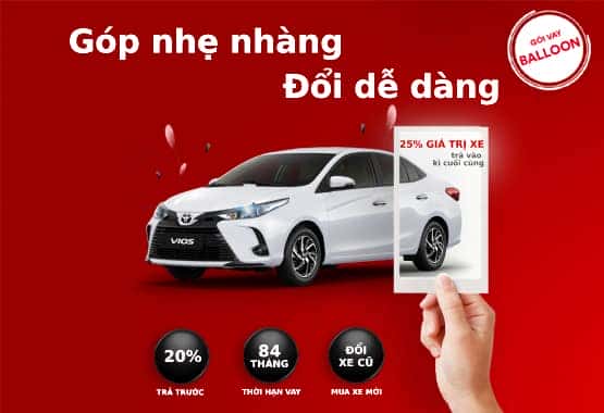 Cặp đôi đang thảo luận số tiền trả trước khi mua xe hơi trả góp