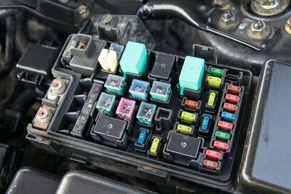 Cầu chì ô tô và vị trí hộp cầu chì