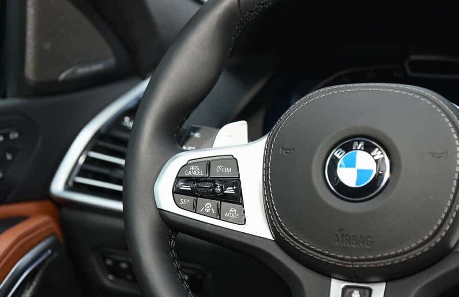 Chi tiết vô lăng bọc da thể thao của BMW X6