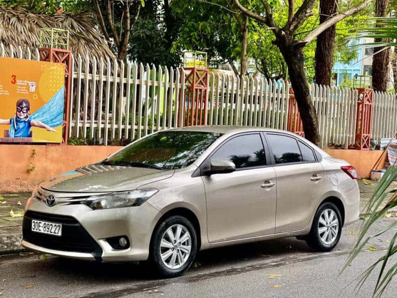 Chiếc Toyota Vios màu vàng cát nổi bật, thể hiện đẳng cấp.