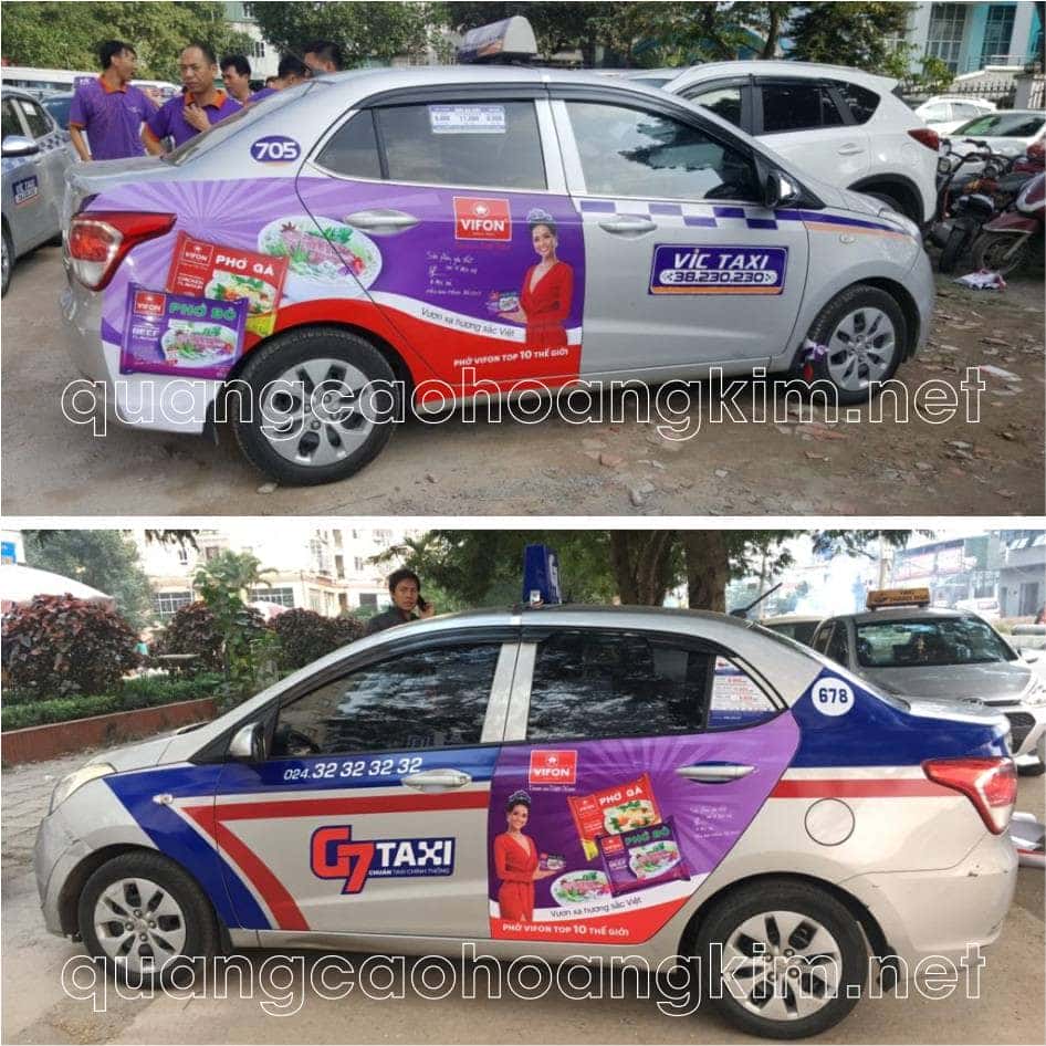 Chiếc xe hatchback được dán đề can quảng cáo cửa hàng tiện lợi