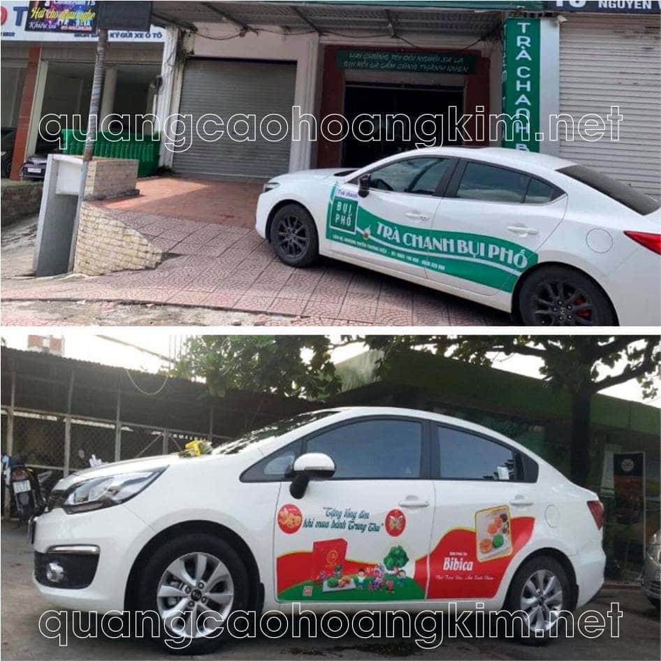 Chiếc xe sedan với đề can dán nửa thân xe màu đỏ và trắng