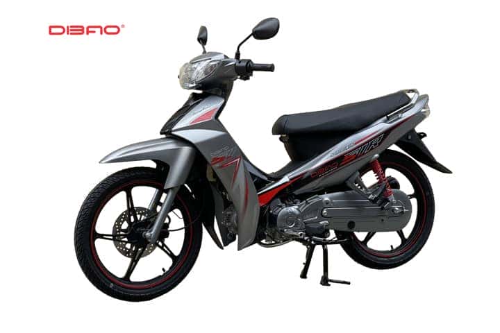Chiếc xe số Yamaha Sirius màu xanh, một trong những mẫu xe máy 100cc được ưa chuộng, nổi bật với thiết kế thể thao và khả năng vận hành ổn định