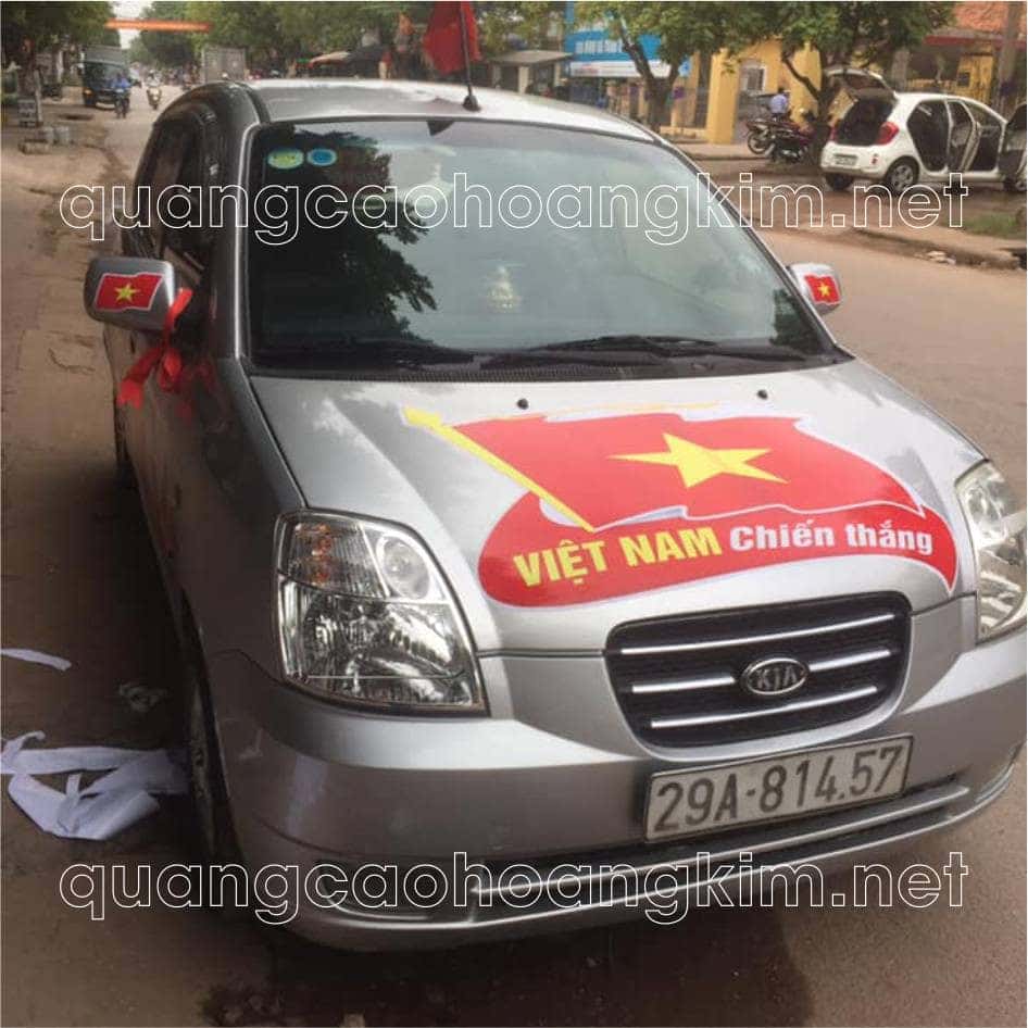 Chiếc xe SUV màu đen được dán đề can trắng tạo điểm nhấn thể thao