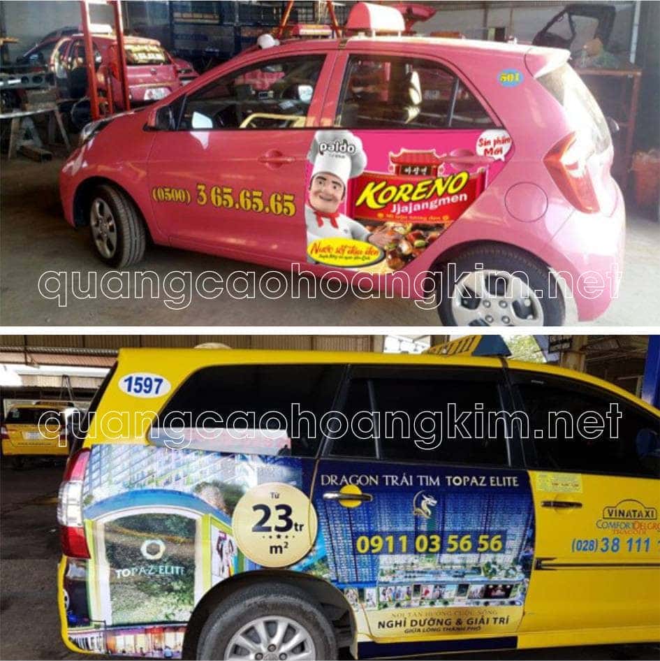 Chiếc xe van màu đen với đề can quảng cáo công ty lớn