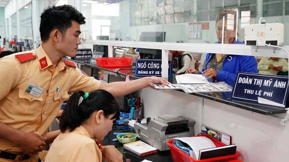 Chủ xe nhận biển số 66 và thanh toán lệ phí