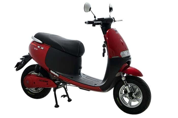 Cổng sạc pin của xe điện Gogo và bộ sạc chính hãng, đảm bảo an toàn.