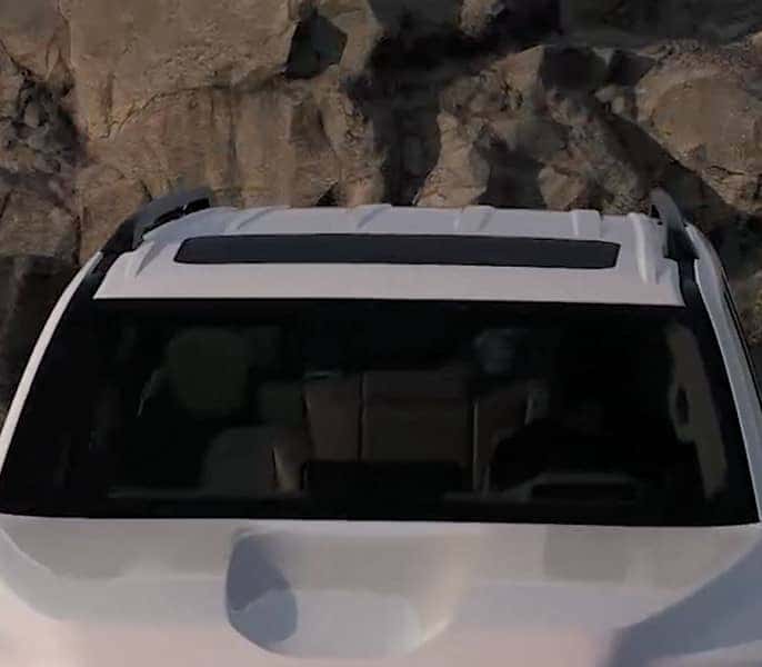 Cửa sổ trời toàn cảnh trên xe ô tô Land Cruiser, mang lại không gian mở.