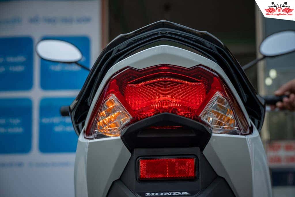 Cụm đèn hậu và xi nhan xe Honda Future thiết kế thanh thoát