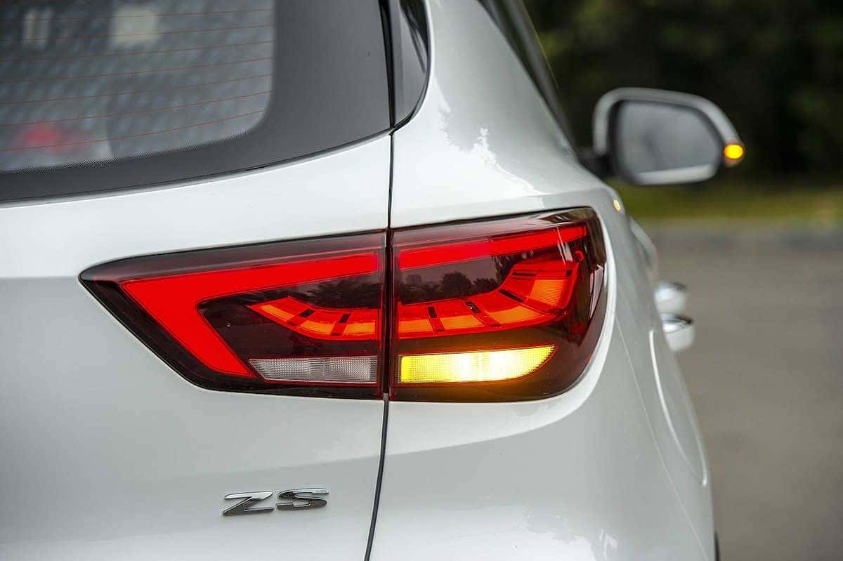 Đèn hậu LED nổi bật và tổng thể kích thước đuôi xe MG ZS