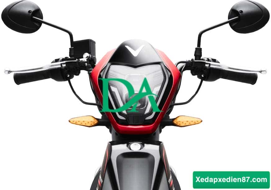 Đèn pha LED hiện đại của xe điện VinFast Ludo, minh họa khả năng di chuyển linh hoạt của dòng xe máy điện VinFast