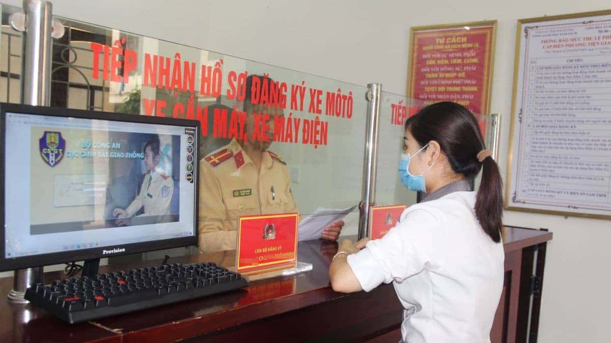 Điền đơn đăng ký biển số xe và nộp hồ sơ