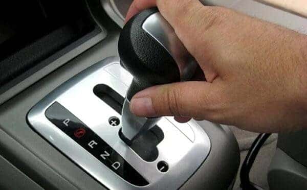 Dừng đèn đỏ để số N giúp hạn chế tình trạng xe bất ngờ di chuyển