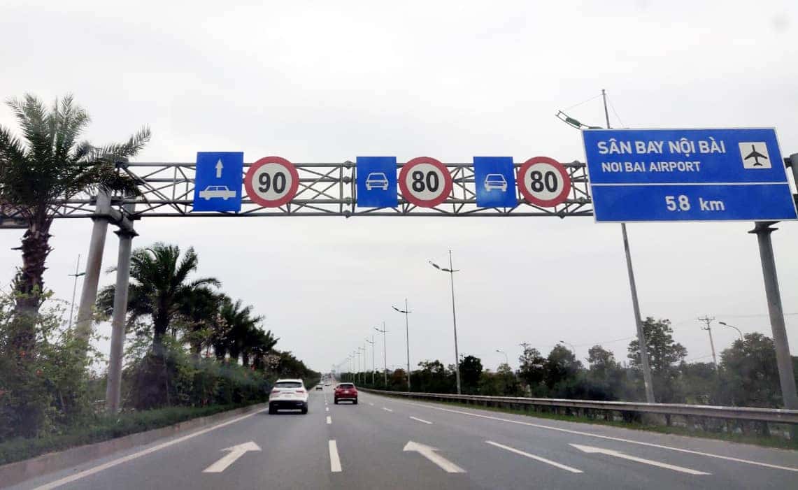 Đường bộ được phân chia thành nhiều làn đường, mỗi làn có chức năng riêng biệt để các phương tiện di chuyển an toàn.