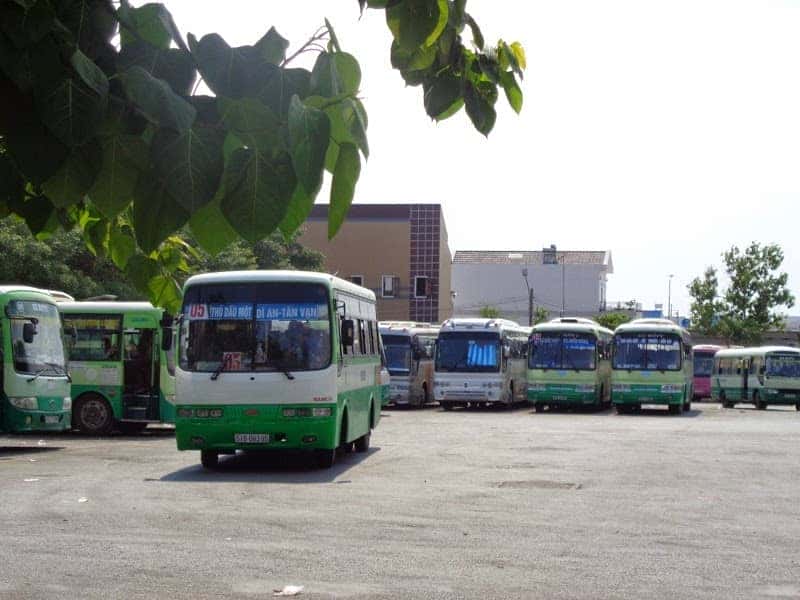 Đường phố hiện đại tại Bình Dương, điểm khởi hành của nhiều tuyến xe buýt liên tỉnh đến Thành phố Hồ Chí Minh