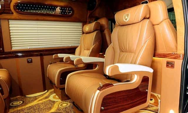 Ghế bọc da cao cấp trên xe Hoa Mai, mang lại sự thoải mái cho hành trình