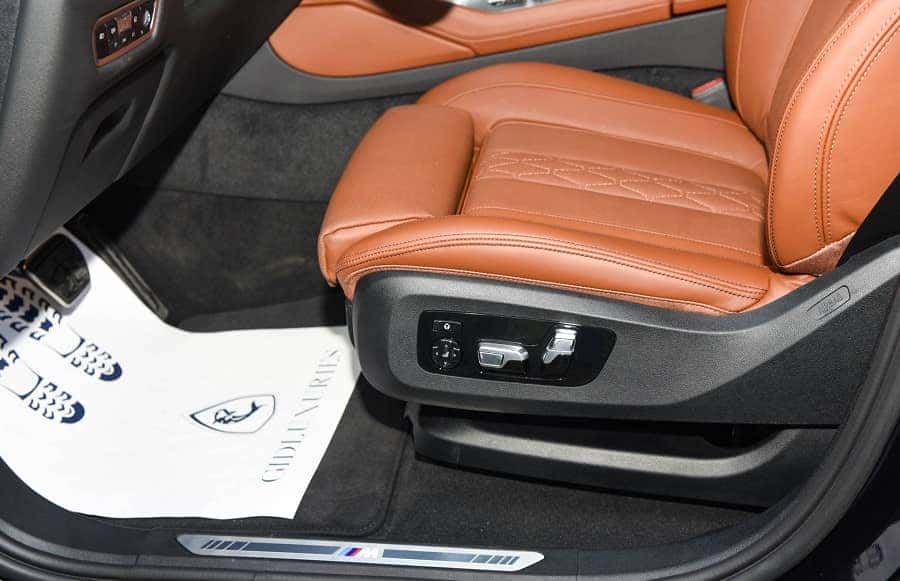Ghế lái và ghế phụ phía trước có chức năng massage trên BMW X6