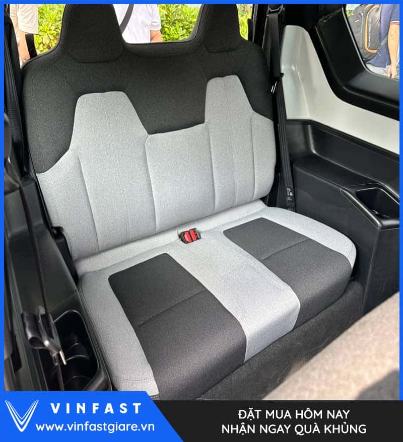 Ghế ngồi bọc nỉ liền khối của xe VinFast màu xanh rêu, mang lại sự thoải mái cho hành khách