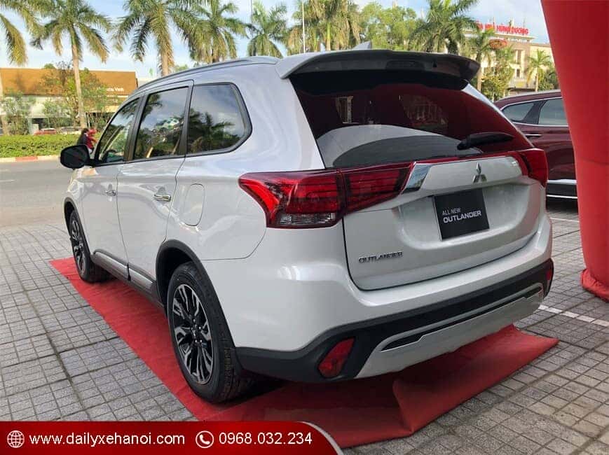Giá lăn bánh ô tô Outlander bản 2.0 tiêu chuẩn ở Nghệ An
