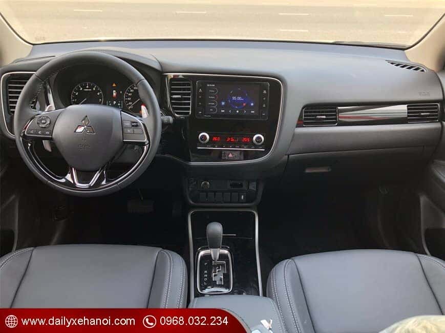 Mitsubishi Outlander 2.0 CVT - Giá lăn bánh tại Nghệ An