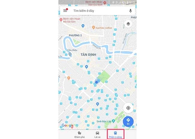 Giao diện Google Maps với tùy chọn phương tiện công cộng để tìm trạm xe buýt gần đây