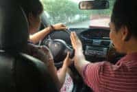 Giáo viên hướng dẫn học lái xe ô tô B2 trên xe đời mới
