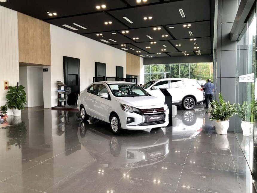 Khu vực trưng bày xe hiện đại bên trong Mitsubishi Nghệ An