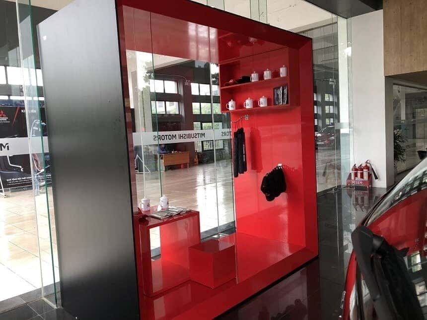 Tủ phụ kiện lưu niệm tại Mitsubishi Nghệ An