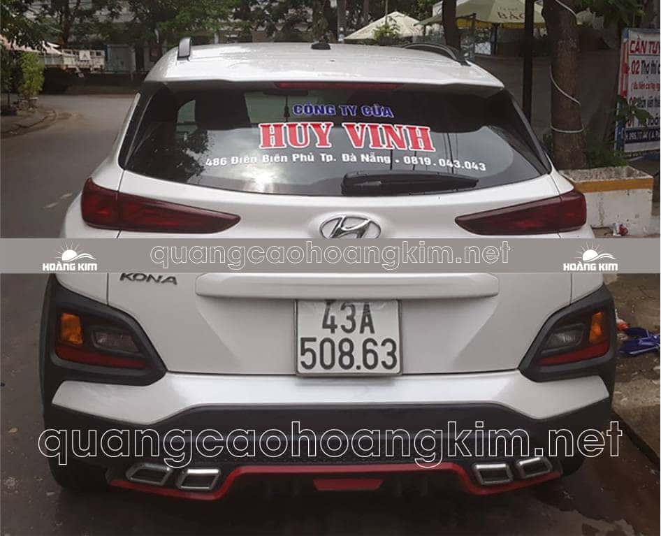 Góc nhìn cận cảnh chi tiết đề can quảng cáo trên cửa xe ô tô