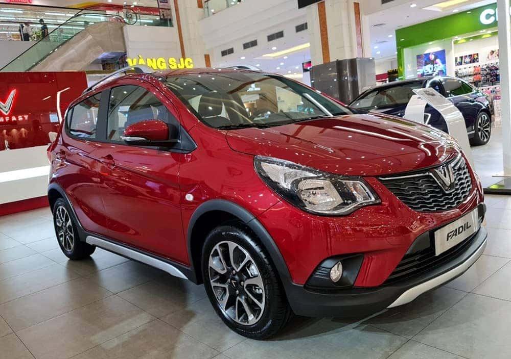 Góc nhìn khỏe khoắn của xe Fadil màu đỏ từ phía sau
