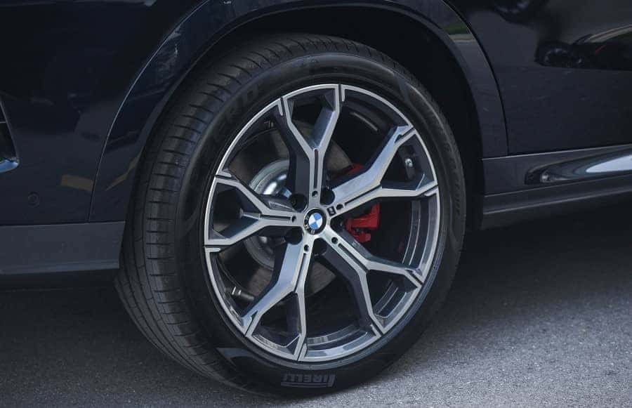 Góc nhìn ngang của BMW X6 M Sport với mâm xe 21 inch