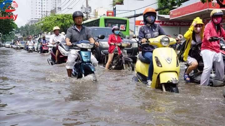 Hạn chế di chuyển xe tay ga qua khu vực ngập nước sâu