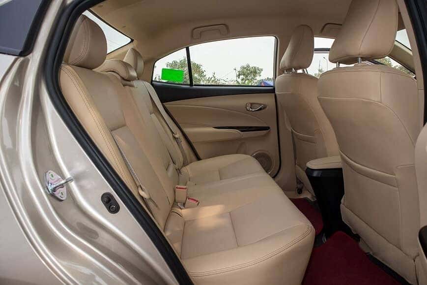 hang-ghe-thu-2-rong-rai-tren-toyota-vios-g-1792009j24390 Khoang nội thất rộng rãi trên Toyota Vios