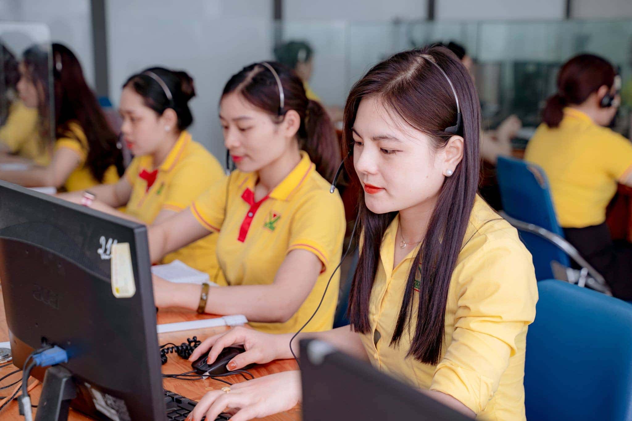 Hành khách check-in tại quầy của Văn Minh