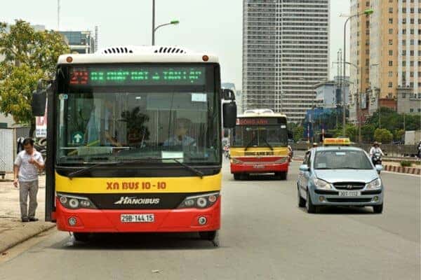Hành khách lên xuống xe buýt tại một điểm dừng trên lộ trình đến bến xe Mỹ Đình.