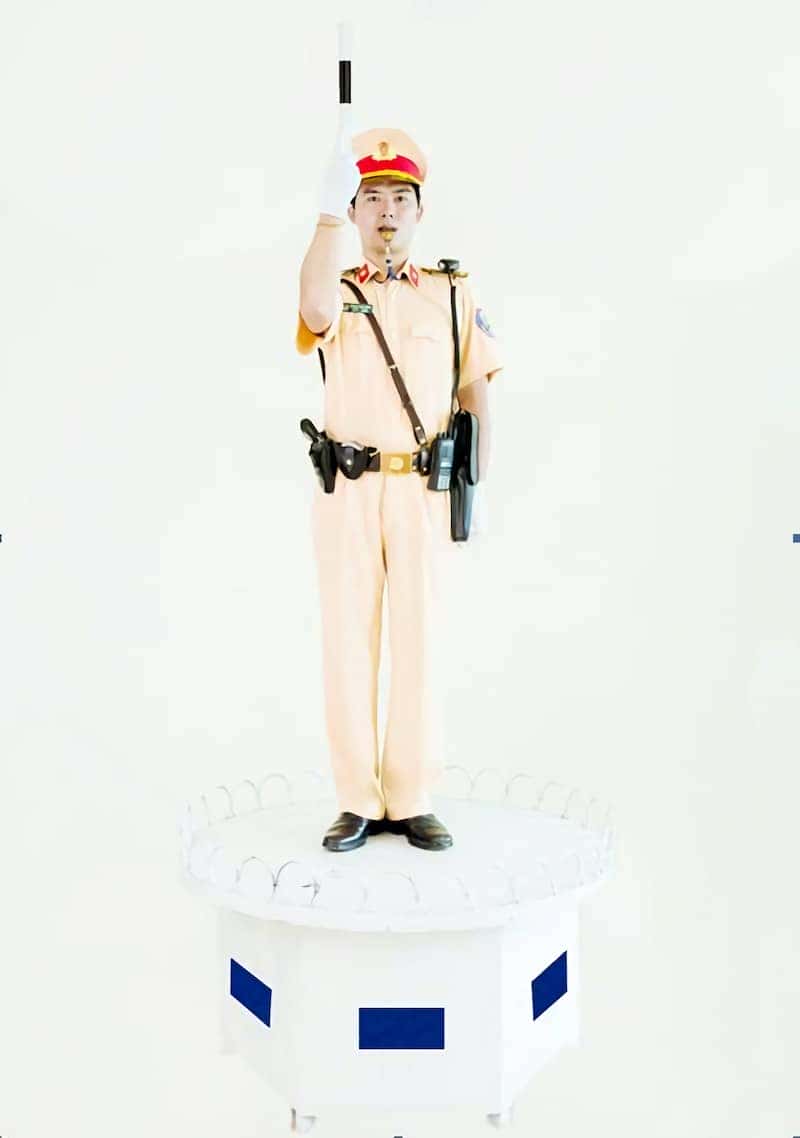 Hiệu lệnh bằng tay giơ thẳng đứng của cảnh sát giao thông