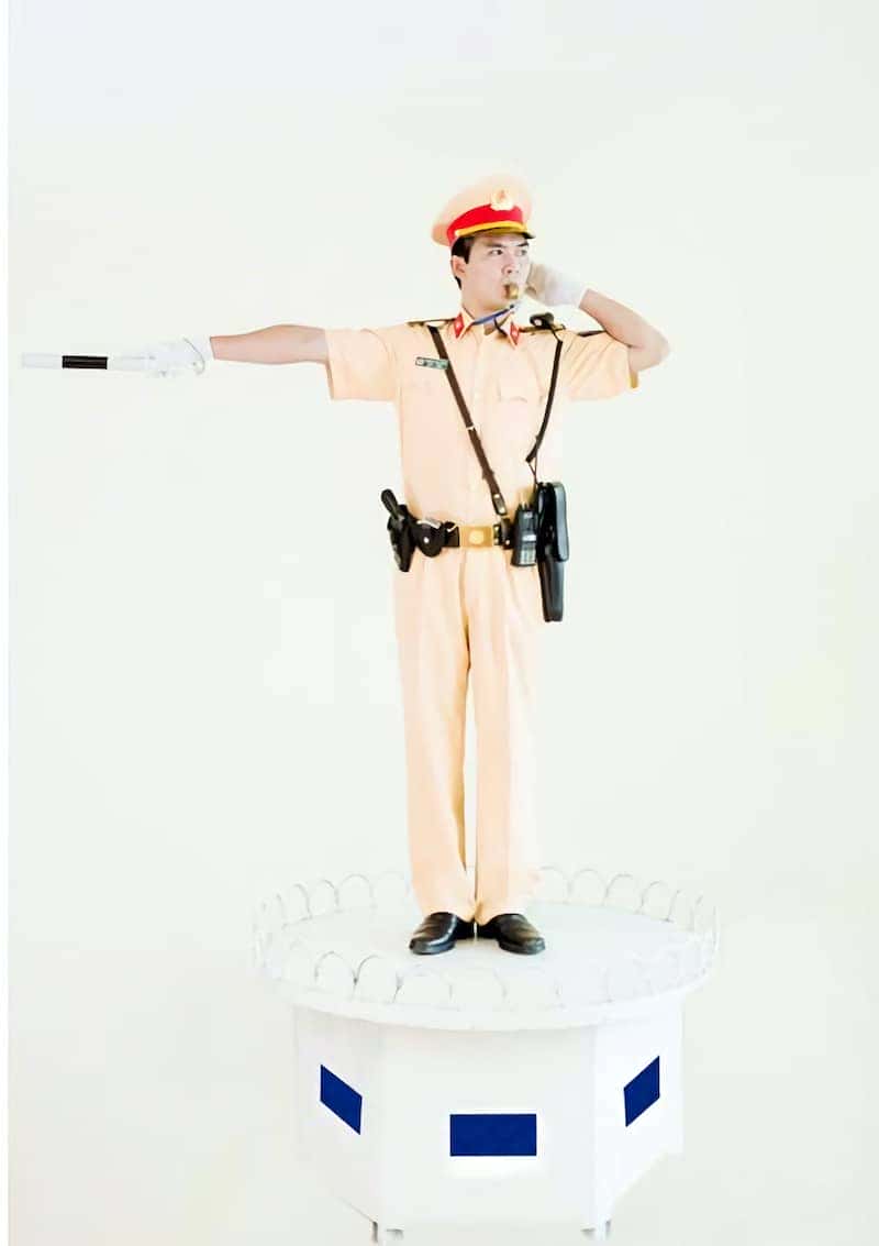 Hiệu lệnh tăng tốc độ bằng tay của cảnh sát giao thông cho xe bên trái