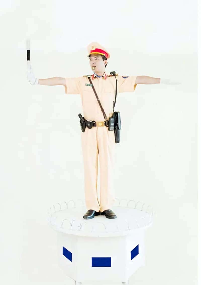 Hiệu lệnh tay giơ thẳng đứng vuông góc báo dừng lại