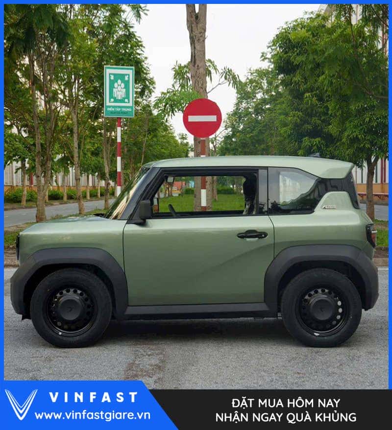 Hình ảnh bên hông xe VinFast màu xanh cho thấy kích thước nhỏ gọn và bộ la-zăng 16 inch nổi bật