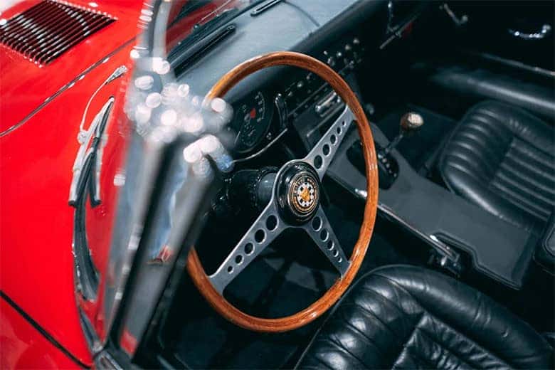 Hình ảnh logo báo gấm của Jaguar, tượng trưng cho tốc độ và sự sang trọng của dòng xe hơi Anh Quốc